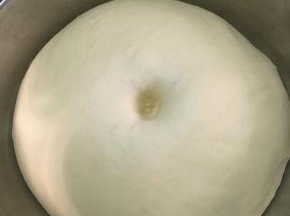 发酵至两倍大，戳洞不回缩的状态即可，发酵好的面团光亮洁白