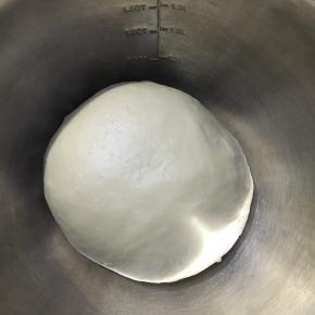 取出面团放至常温下发酵，今天室温28度适应发酵，如果比较冷放有发酵功能的烤箱或是发酵箱发酵。