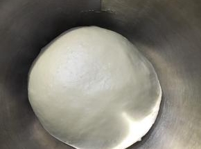 取出面团放至常温下发酵，今天室温28度适应发酵，如果比较冷放有发酵功能的烤箱或是发酵箱发酵。