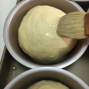 表面刷上薄薄一层牛奶，喜欢光亮的也可以换成蛋液刷上，