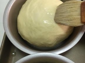 表面刷上薄薄一层牛奶，喜欢光亮的也可以换成蛋液刷上，