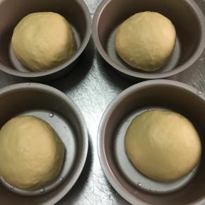 取出面团排出气体，称重平均分割成四等份或更多，放入模具中进行二次发酵至1.5倍大即可，