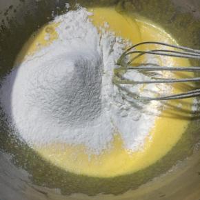 制做豆乳，蛋黄加入白沙糖打匀，倒入低粉拌匀，