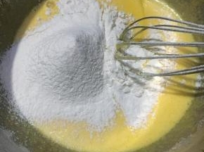 制做豆乳，蛋黄加入白沙糖打匀，倒入低粉拌匀，