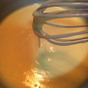 小火搅拌加热至浓稠，搅拌不能停下来，至浓稠关火，