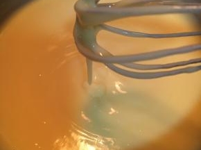 小火搅拌加热至浓稠，搅拌不能停下来，至浓稠关火，