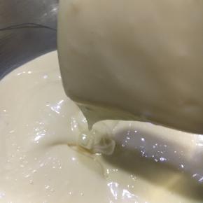 冷确后加入软化的奶油奶酪，打至6分浓稠的奶油状，放入冰箱冷藏后即可使用，（面包切半，割出两道口抹上豆乳，在裹上黄豆粉即可）