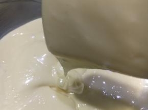 冷确后加入软化的奶油奶酪，打至6分浓稠的奶油状，放入冰箱冷藏后即可使用，（面包切半，割出两道口抹上豆乳，在裹上黄豆粉即可）