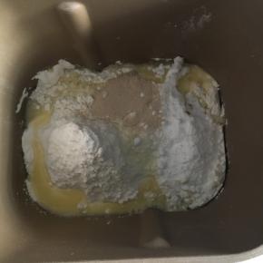 除黄油外，把其它食材一同放入面包桶内启动和面程序10分钟后放入黄油，再次启动10-15分。