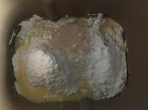 除黄油外，把其它食材一同放入面包桶内启动和面程序10分钟后放入黄油，再次启动10-15分。