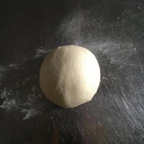 取出面团，放置案板上第一次松弛15-20分钟