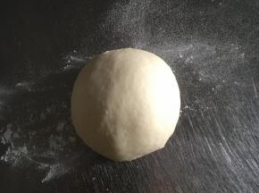 取出面团，放置案板上第一次松弛15-20分钟