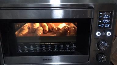 发酵好的的面包卷表面刷上蛋黄液，送入烤箱，180度烘烤15分钟即可