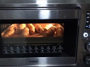 发酵好的的面包卷表面刷上蛋黄液，送入烤箱，180度烘烤15分钟即可