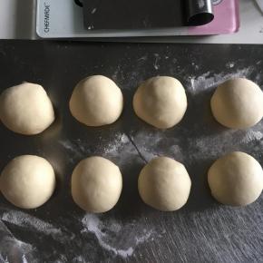 开始整形成8个大小均匀的面团开始第二次松弛15-20分