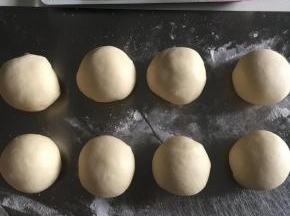 开始整形成8个大小均匀的面团开始第二次松弛15-20分