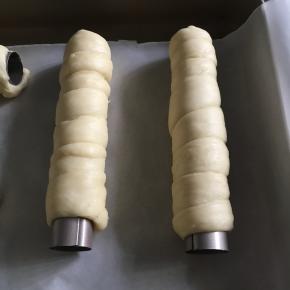 放至常温下发酵1至1个半小时左右，