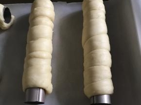 放至常温下发酵1至1个半小时左右，