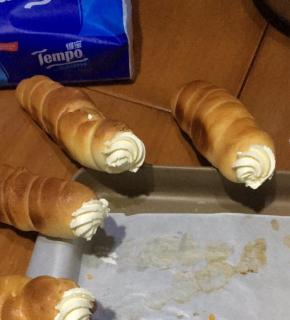 奶油加白砂糖打发。出炉后用转动的方式取出模具，待凉后挤入奶油，或是你喜欢的火腿等即可，