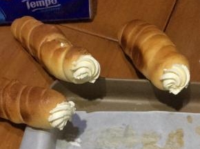 奶油加白砂糖打发。出炉后用转动的方式取出模具，待凉后挤入奶油，或是你喜欢的火腿等即可，