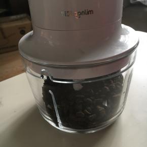 奥利奥饼干用料理机碾磨成沫，