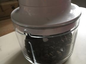 奥利奥饼干用料理机碾磨成沫，