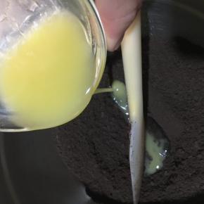 加入隔水融化好的黄油拌匀