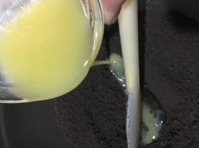 加入隔水融化好的黄油拌匀