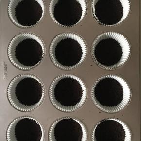 装入铺有纸杯的模具中，压实，放冰箱冷藏30分钟