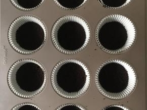 装入铺有纸杯的模具中，压实，放冰箱冷藏30分钟