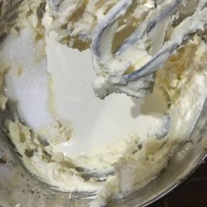 奶油奶酪常温下软化到位用手指能轻按压下的状态，打至奶油状态，加入细砂糖，淡奶油打至蓬松。