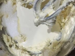 奶油奶酪常温下软化到位用手指能轻按压下的状态，打至奶油状态，加入细砂糖，淡奶油打至蓬松。