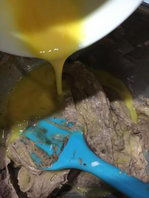 再加入隔水融化开的巧克力和鸡蛋液拌匀，