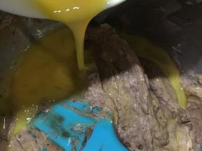 再加入隔水融化开的巧克力和鸡蛋液拌匀，