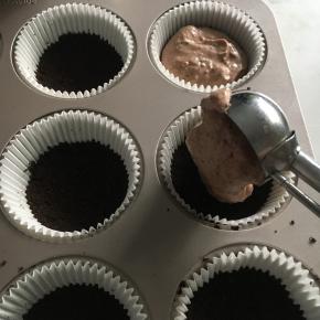 装入从冰里取出的模具，装入面糊。