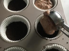 装入从冰里取出的模具，装入面糊。