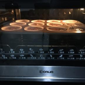 烤箱预热140度5分钟，上下火烘烤25分，待凉取出放冰箱冷藏一夜即可。