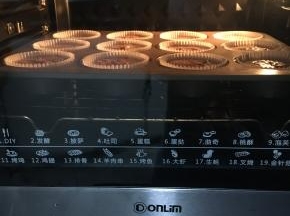 烤箱预热140度5分钟，上下火烘烤25分，待凉取出放冰箱冷藏一夜即可。