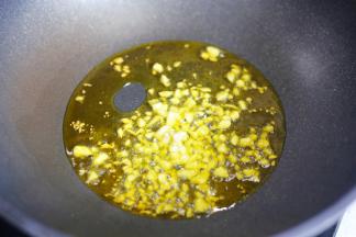炒锅烧热加油爆香蒜末。