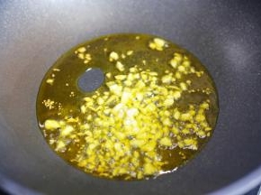 炒锅烧热加油爆香蒜末。