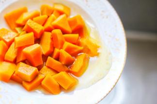 南瓜洗净去皮切小块上锅蒸熟倒掉多余的水分。