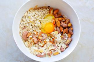 磕入一个鸡蛋。