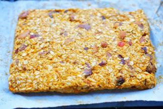 将南瓜糊放在烤盘整成长方形，压紧。