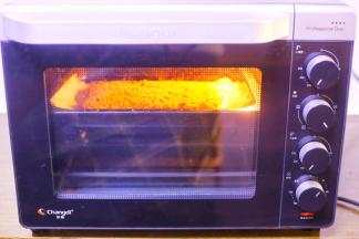 推入预热好的烤箱，上下火中层180℃，烤30分钟就好了。