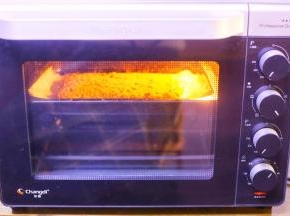 推入预热好的烤箱，上下火中层180℃，烤30分钟就好了。