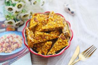 口感软糯香甜的南瓜，加了脆脆的燕麦和营养的坚果，太好吃啦。