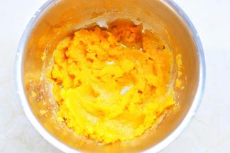 南瓜蒸熟压成泥。