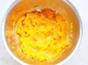 南瓜蒸熟压成泥。