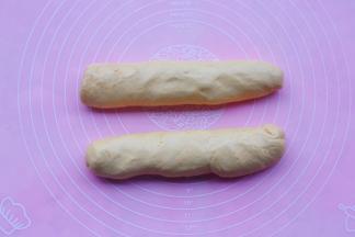 揉成不沾手的面团，可以适当多加点面粉，将面团搓成长条。