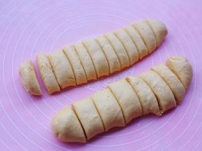 分成大小相等的小剂子。